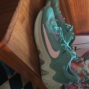 Nike Men’s Size 13 basketball shoes Giannis Antetokounmpo